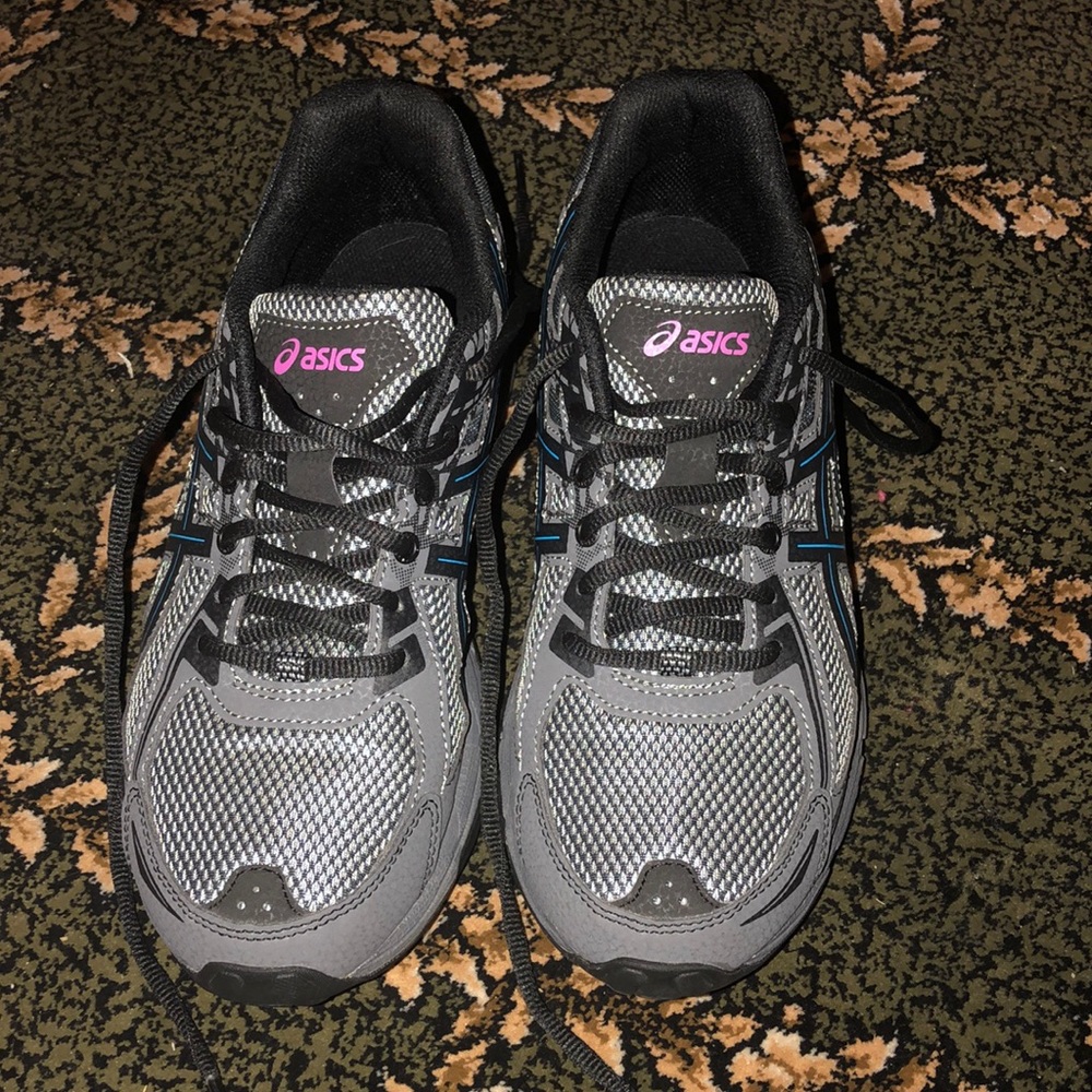 ASICS women’s running shoes (9.5)